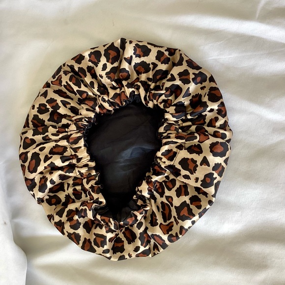 Leopard Print Satin Bonnet - Picture 4 of 4